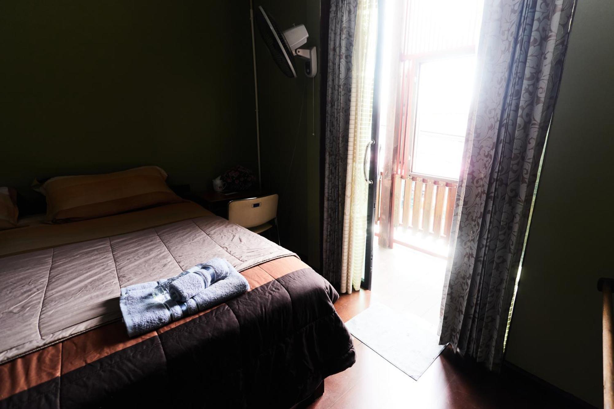 Chommuang Guest House فرا ناخون سي أيوتثايا الغرفة الصورة