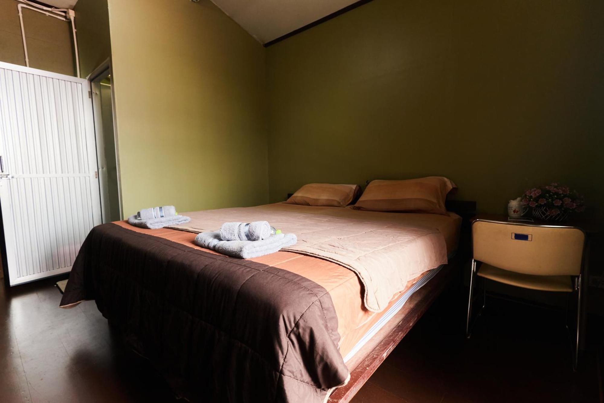 Chommuang Guest House فرا ناخون سي أيوتثايا الغرفة الصورة